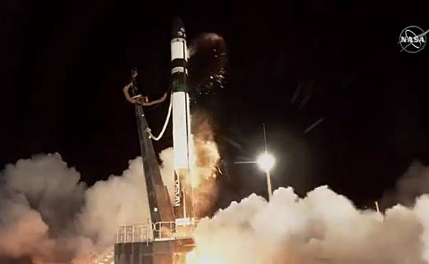 El cohete de CAPSTONE enciende sus motores en la península de Mahia (Nueva Zelanda). 