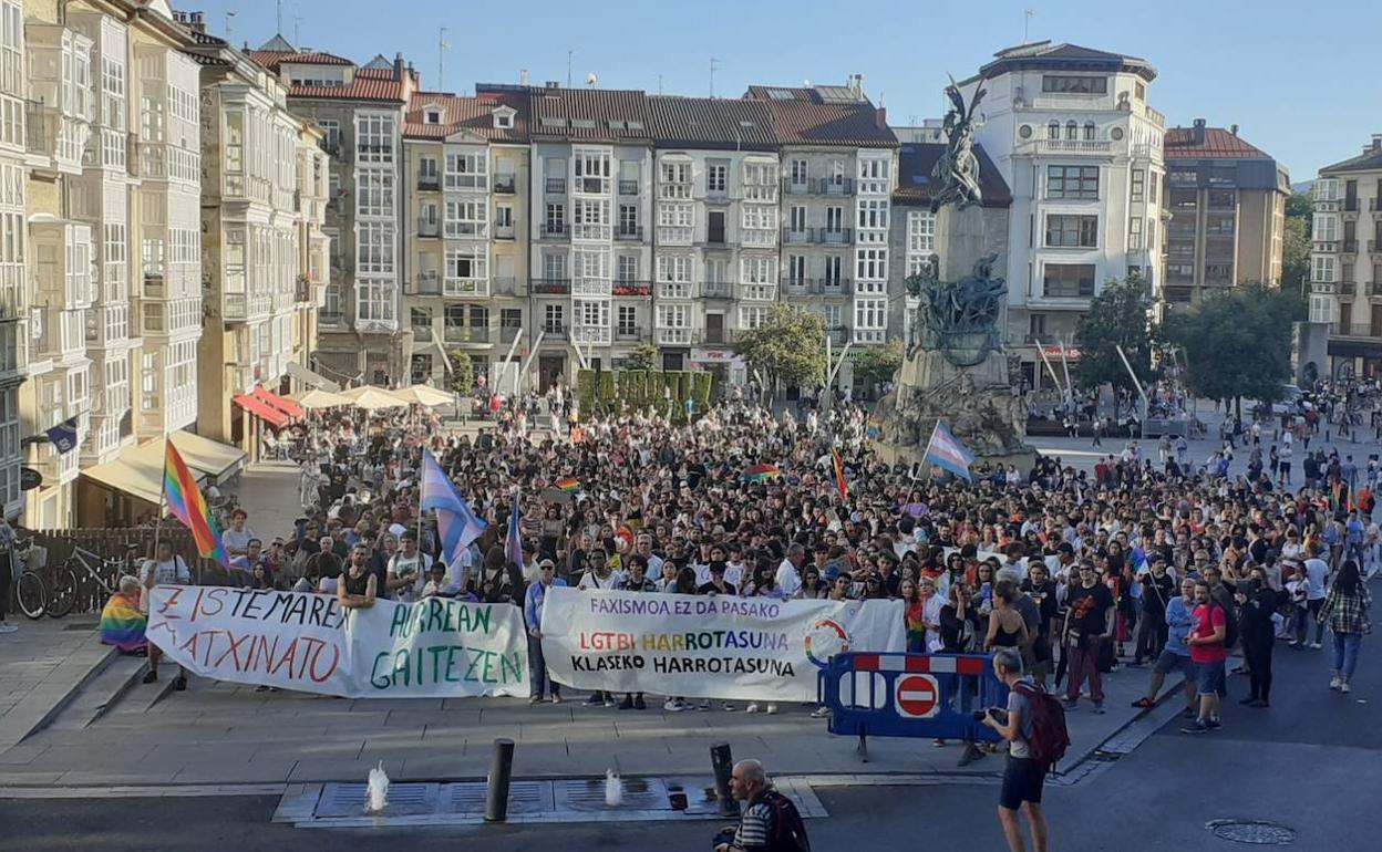 Miles de personas se manifiestan en Vitoria en el día del orgullo LGTBI