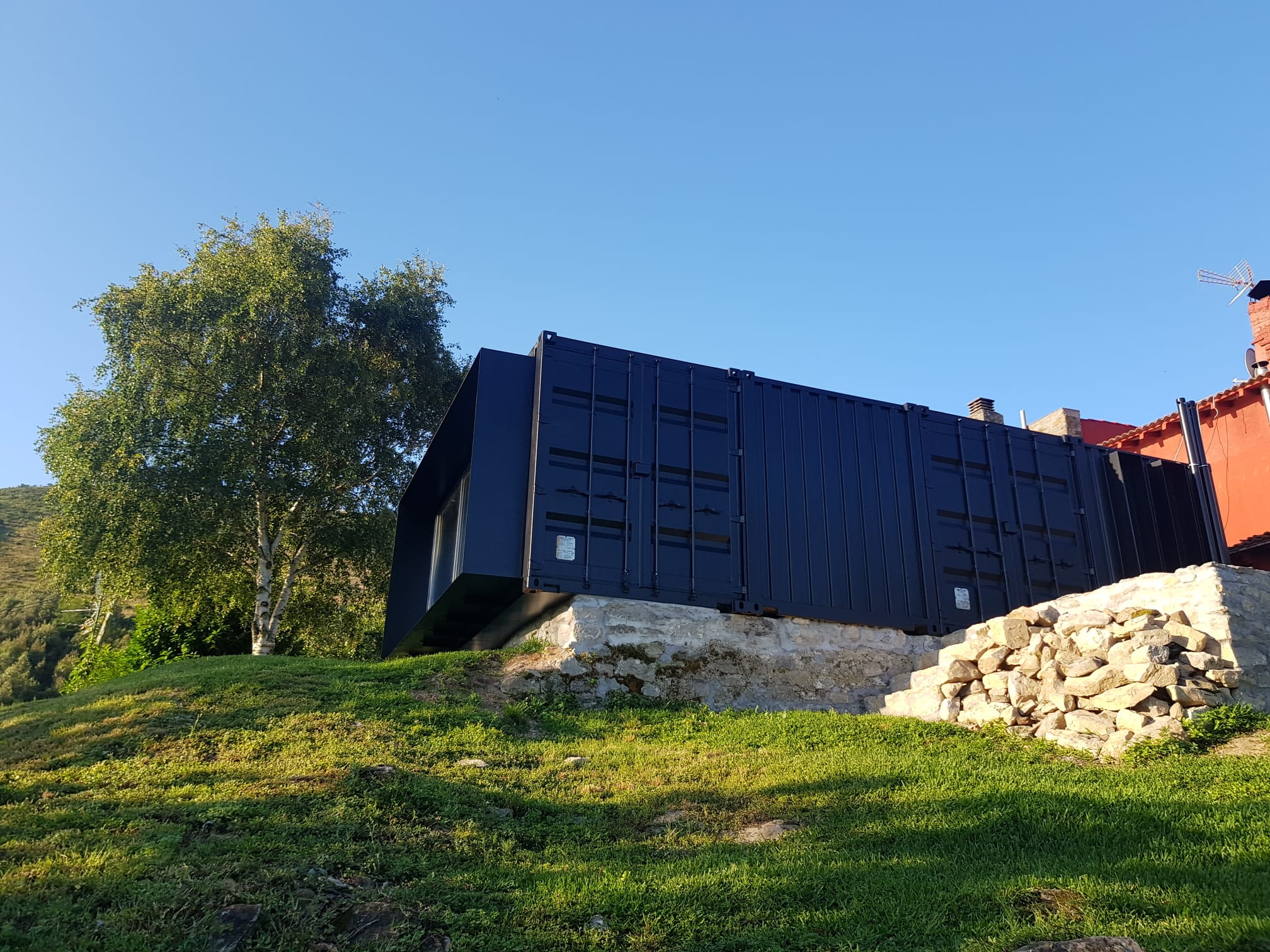 Fotos: &#039;Txokontenedor&#039;, el curioso txoko de un bilbaíno construido con contenedores de transporte marítimo