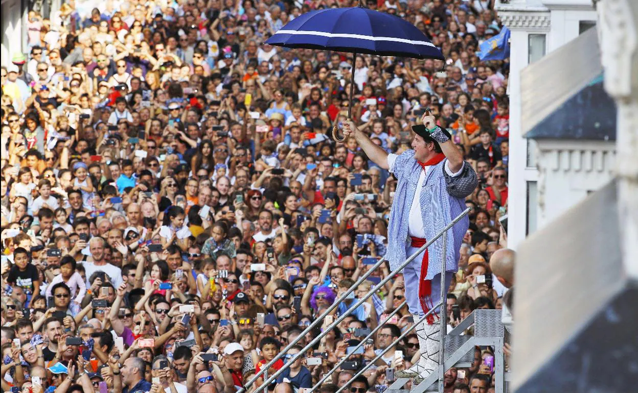 Gorka Celedón el 4 de agosto de 2019, su última aparición multitudinaria en la plaza de la Virgen Blanca. 