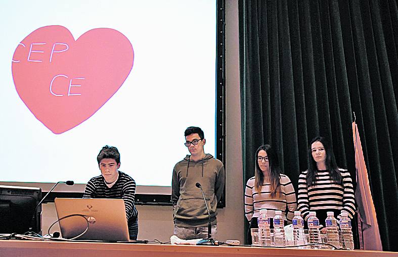 Uno de los grupos se prepara para exponer su idea. 