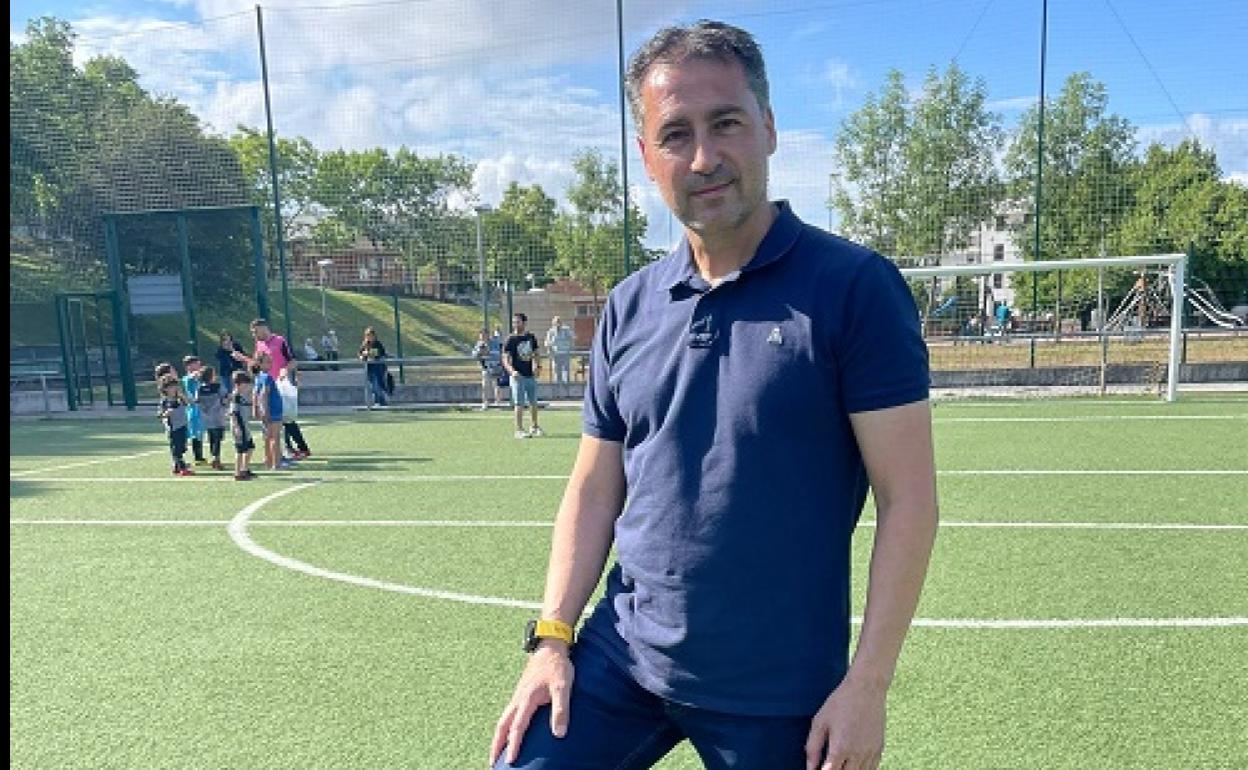 Aitor Martínez, en el campo de fútbol de Basozelai en Basauri.