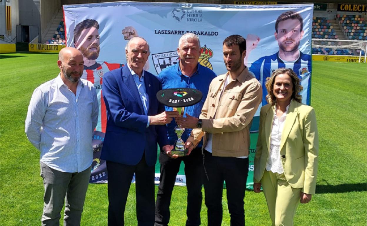 Jesús María Isusi, presidente del Barakaldo; José Ángel Iribar; Kike Zurutuza, miembro de la organización, Imanol Agirretxe; y Amaia del Campo, alcaldesa de Barakaldo.