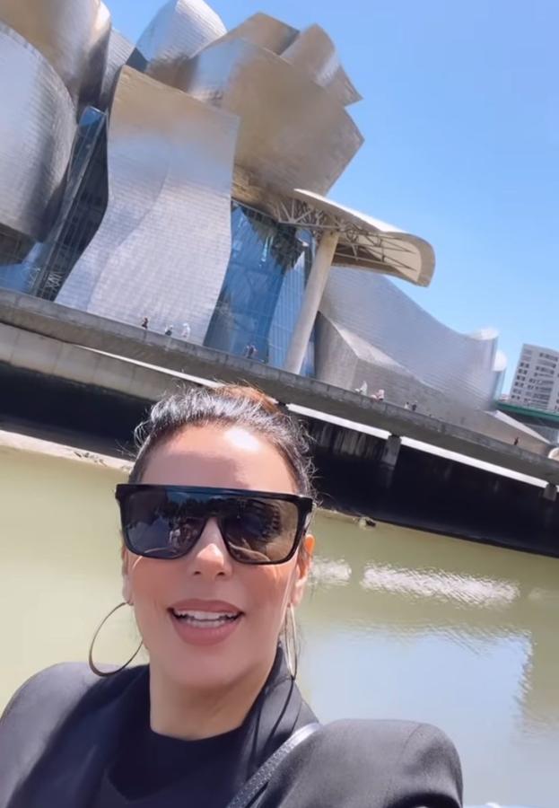 Eva Longoria junto al Guggenheim.