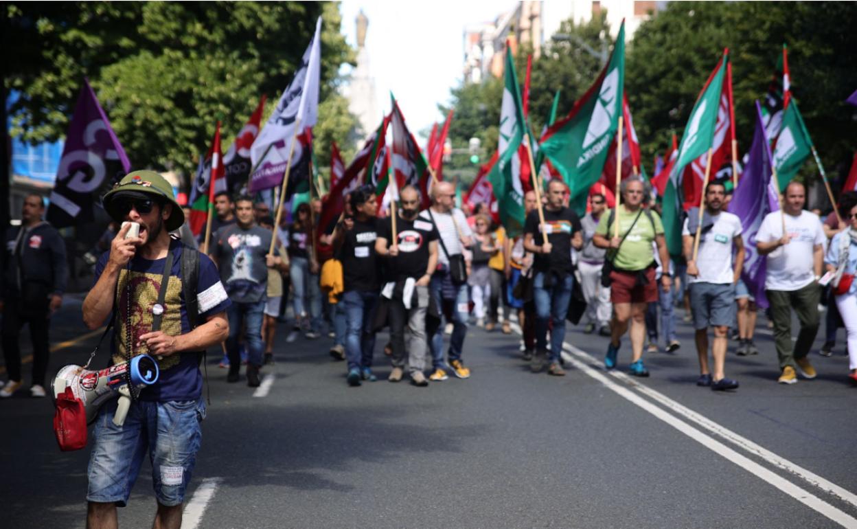 Una manifestación multitudinaria ha recorrido esta mañana las calles de Bilbao. 