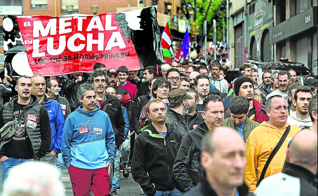 Manifestación, ayer, de los trabajadores del Metal entre Sestao y Santurtzi. 