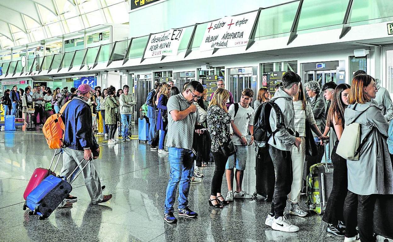 El aeropuerto de Loiu registró movimiento de pasajeros ayer. 