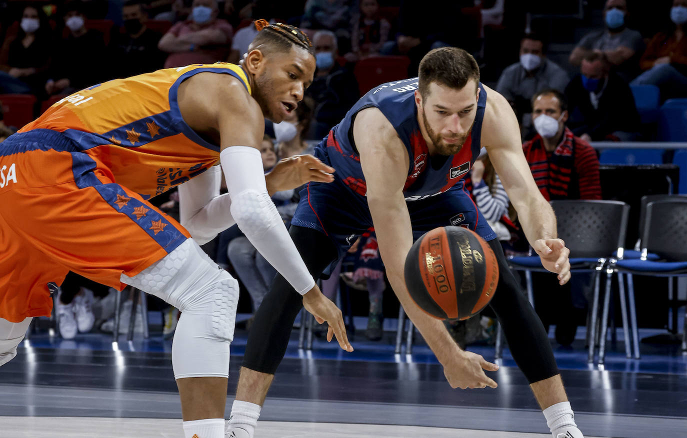 Alec Peters lucha por el balón con Jasiel Rivero (Valencia Basket).