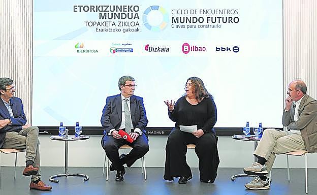César Coca, Juan Mari Aburto, María Silvestre y Daniel Innerarity en un momento del coloquio, celebrado en el Espacio Correo de Gran Vía. 
