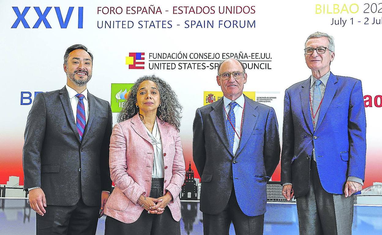 La embajadora de EE UU en España y en el embajador de España en EE UU, ambos en el centro, inauguraron las jornadas. 