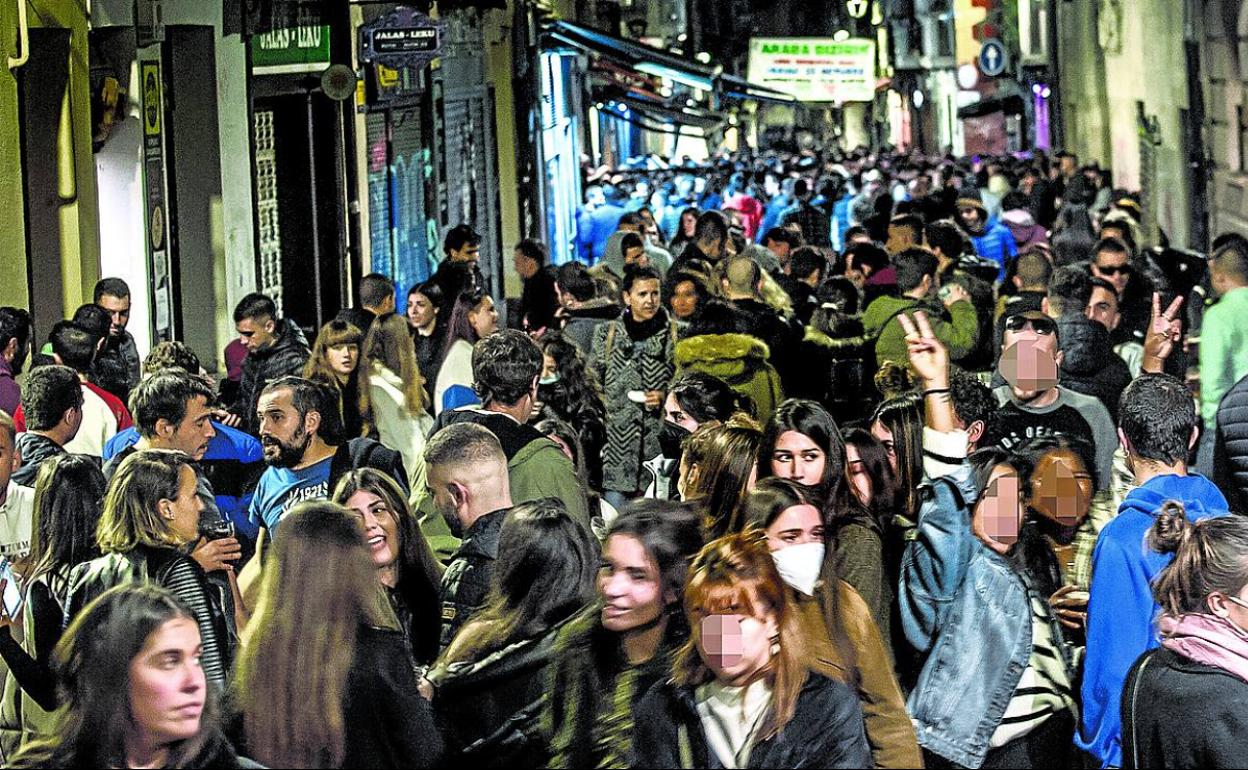 El ambiente nocturno en locales hosteleros y calles del Casco genera ruido que afecta a los vecinos. 