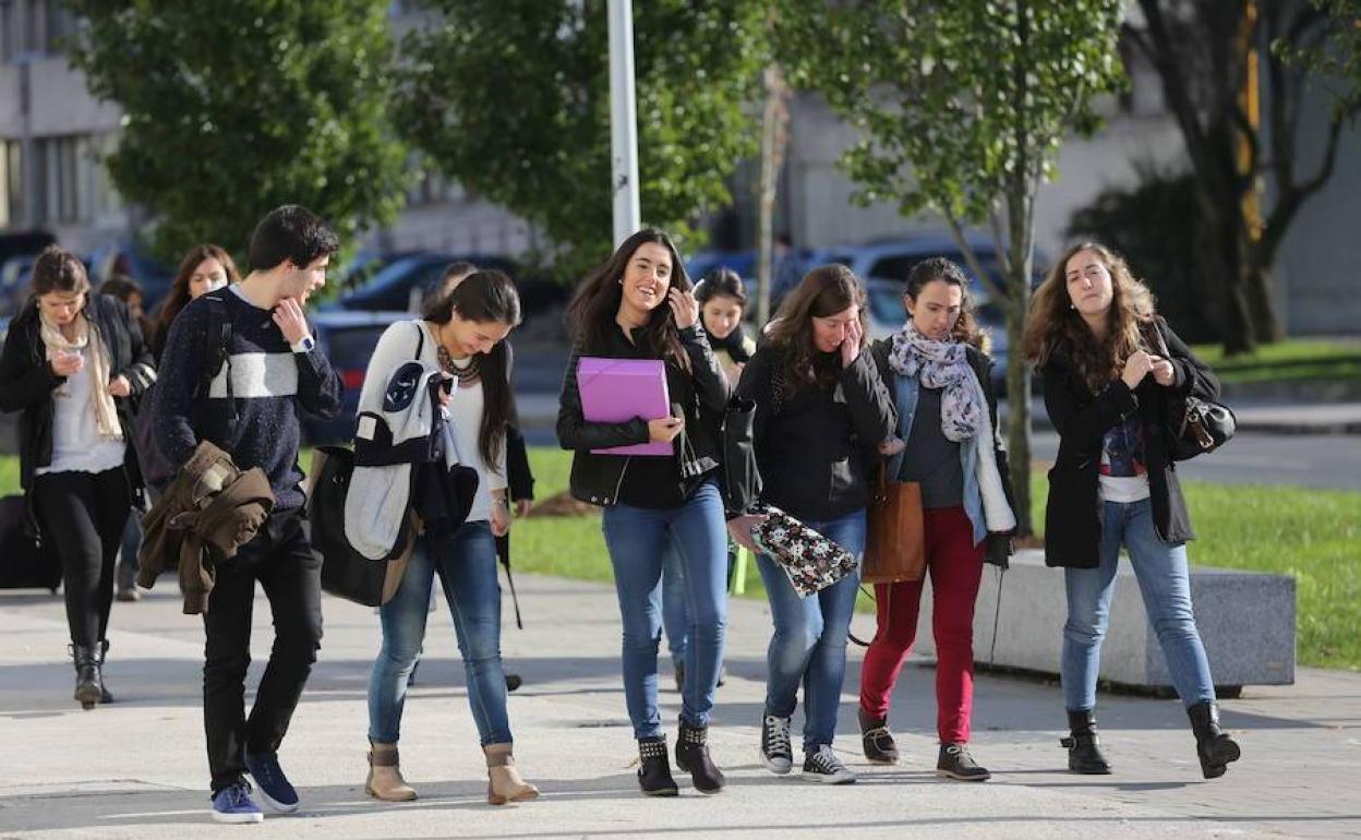 Grupo de universitarios en el campus de Leioa de la UPV. 