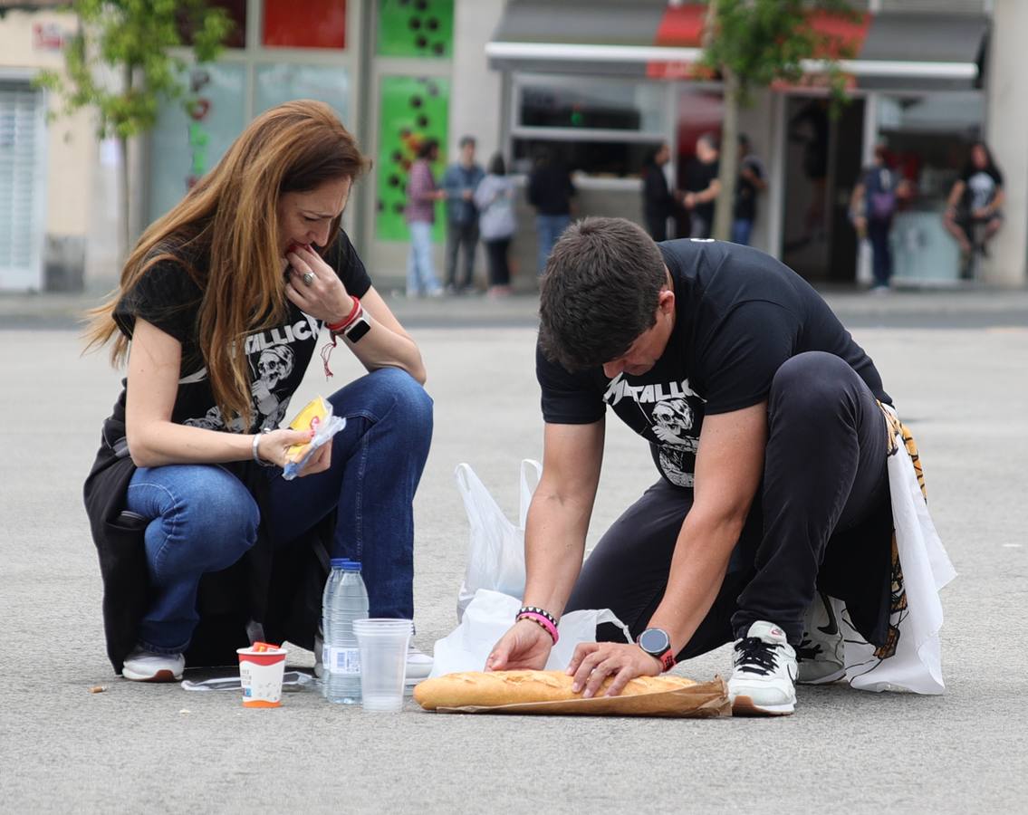 Fotos: Gran ambiente en San Mamés para el concierto de Metallica con petición de matrimonio incluida