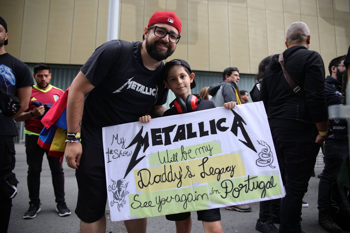 Fotos: Gran ambiente en San Mamés para el concierto de Metallica con petición de matrimonio incluida