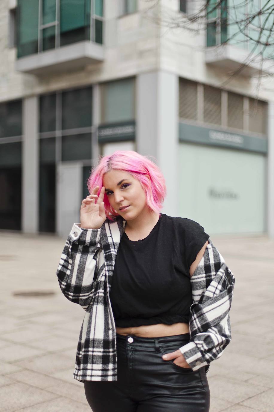 Fotos: Nekane, la modelo &#039;curvy&#039; bilbaína con el pelo rosa que pasó de odiar su cuerpo a triunfar en la moda