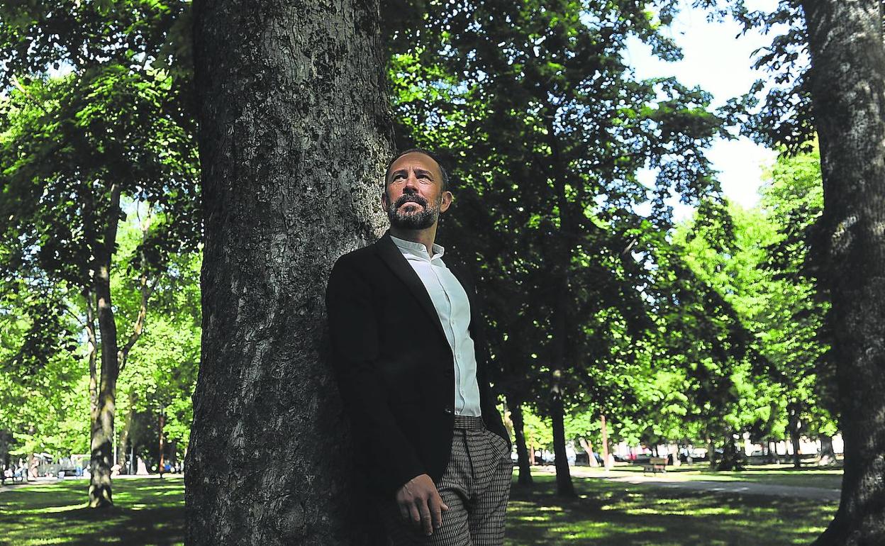 El dirigente socialista posa bajo un árbol en el Parque del Prado de Vitoria, a unos metros de la sede de la Delegación del Gobierno en la que también está su residencia oficial. 