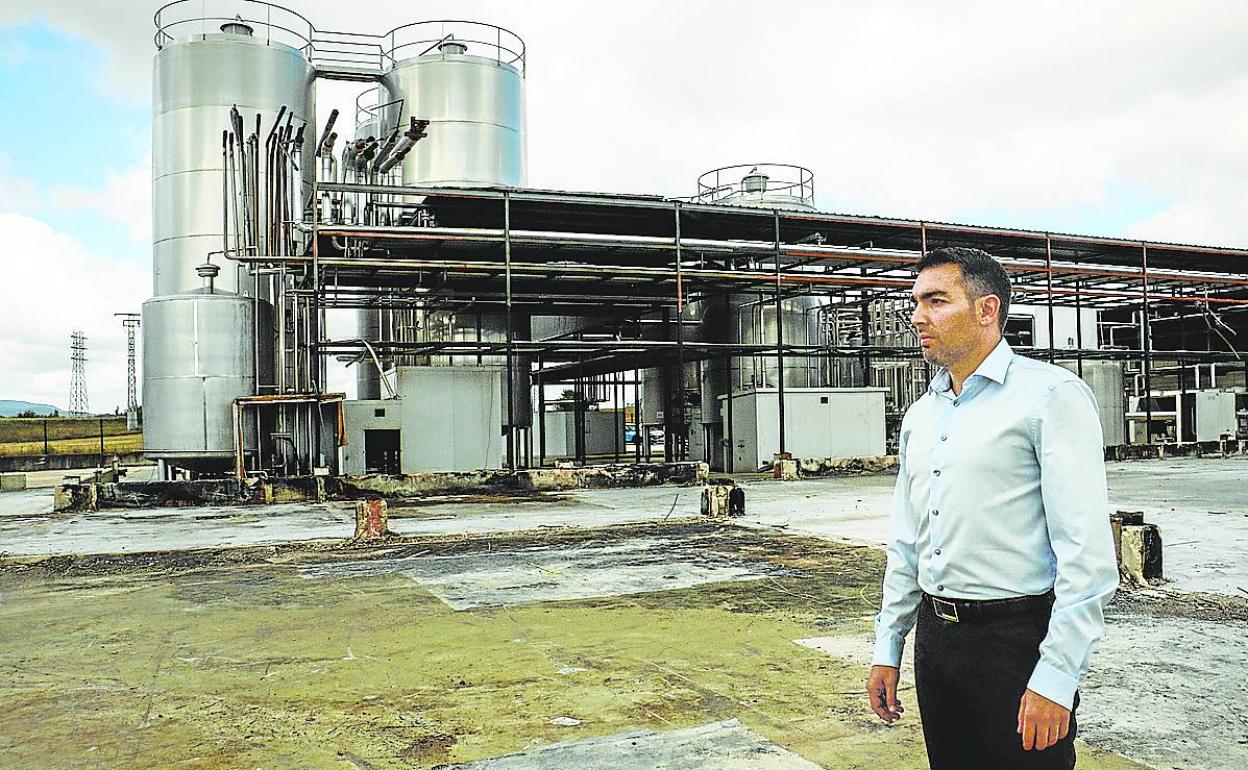 Héctor Fernández, director general de Aldanondo, recorre la parcela donde estaba la quesería.