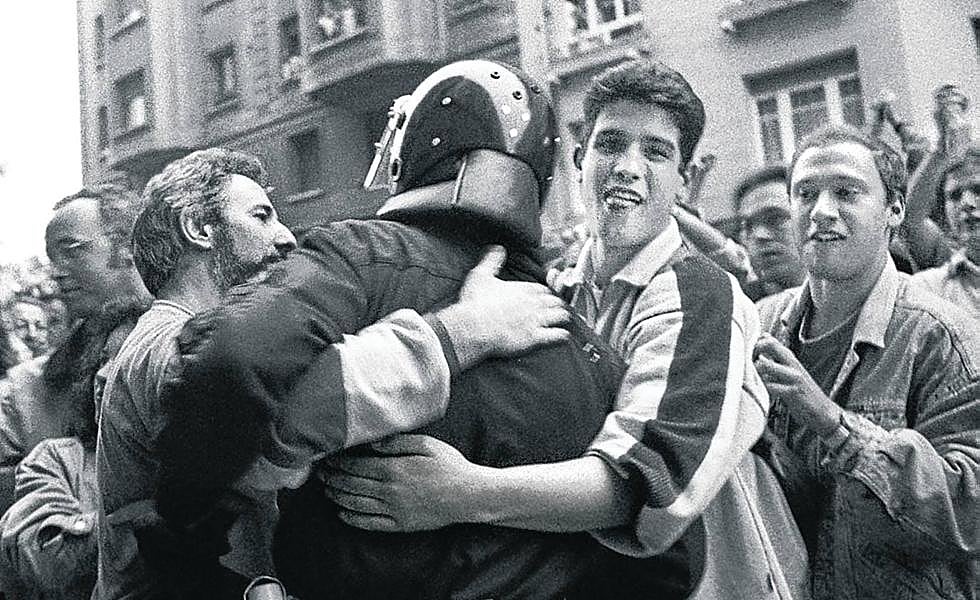 La multitud abraza a los ertzainas. 