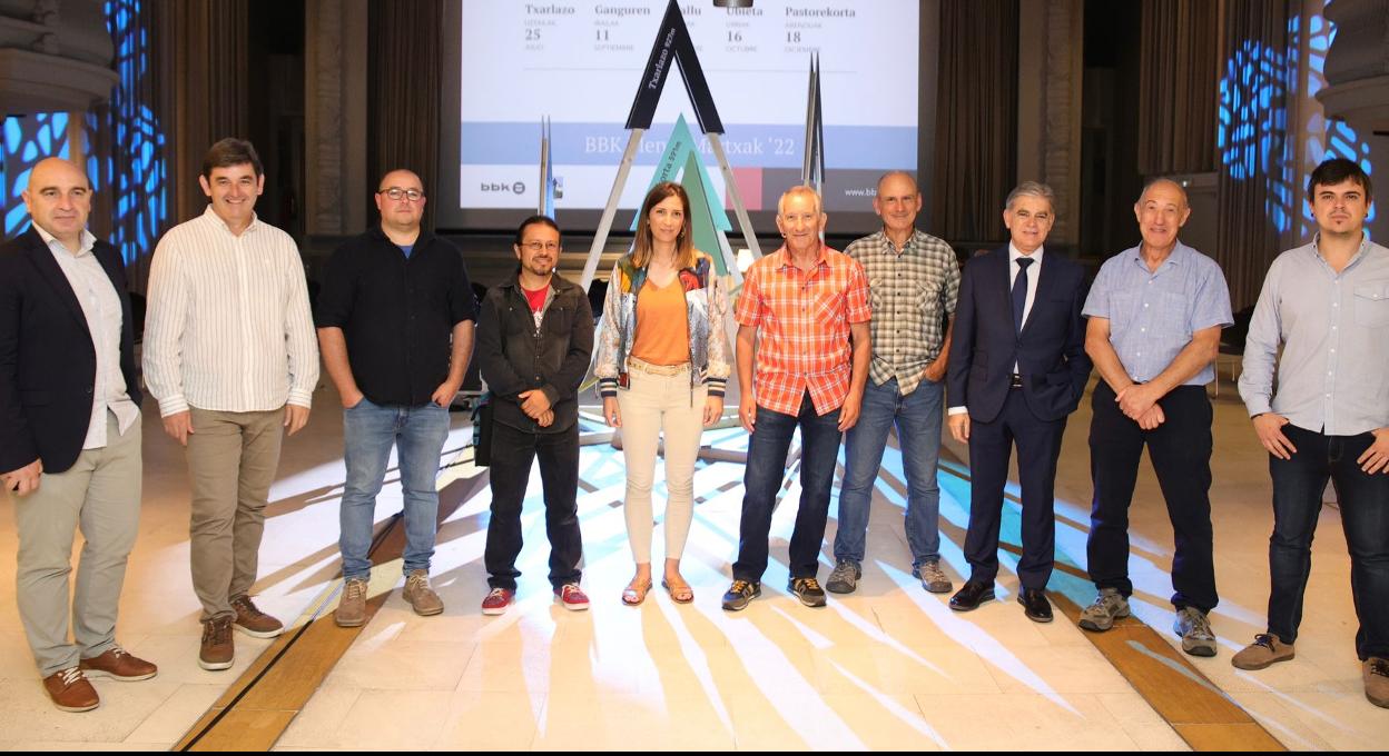 Representantes de los clubes y las distintas entidades colaboradoras posan bajo el calendario de las BBK Mendi Martxak. 