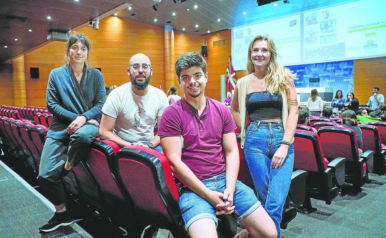 Ane Aguirre, Manex Garaio, Ander Muruaga y Olatz Agirre, en la recepción que les brindó ayer el Gobierno vasco en Lakua. 