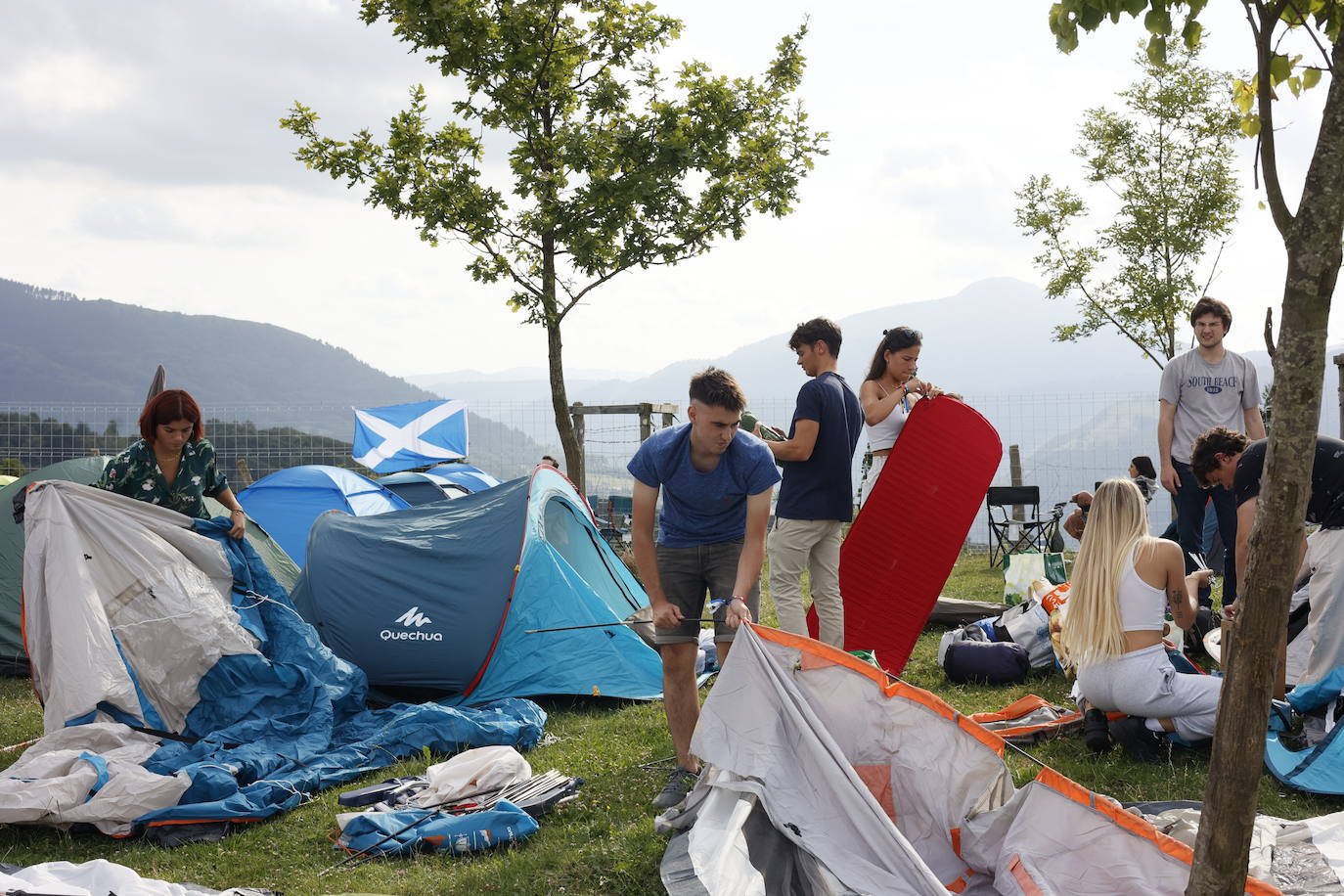 Fotos: Las tiendas empiezan a ocupar la zona de camping del BBK Live