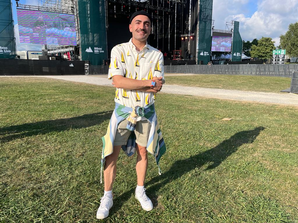 Moises Sánchez, sevillano de 36 años, siempre que puede acude al BBK Live. "La música es brutal", indica. En esta ocasión, ha optado por una camisa con estampado de barcos de H&M y una sobrecamisa de rayas multicolor y pantalones cortos verdes de Zara. Completa su look festivalero con unas deportivas Nike blancas y un gorro estilo bebé que se compró en Bruselas. 