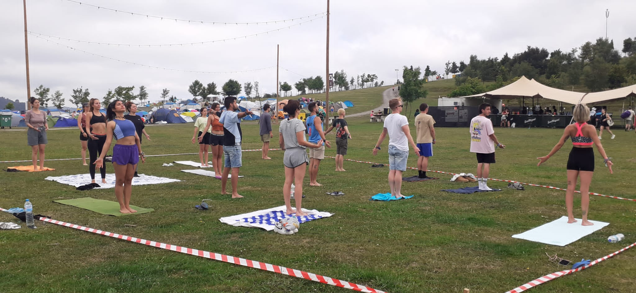 Fotos: Lorena, la profesora bilbaína que da clases de yoga a los festivaleros del camping