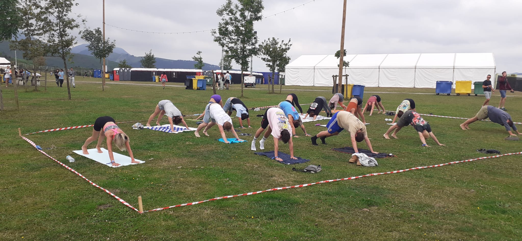 Fotos: Lorena, la profesora bilbaína que da clases de yoga a los festivaleros del camping