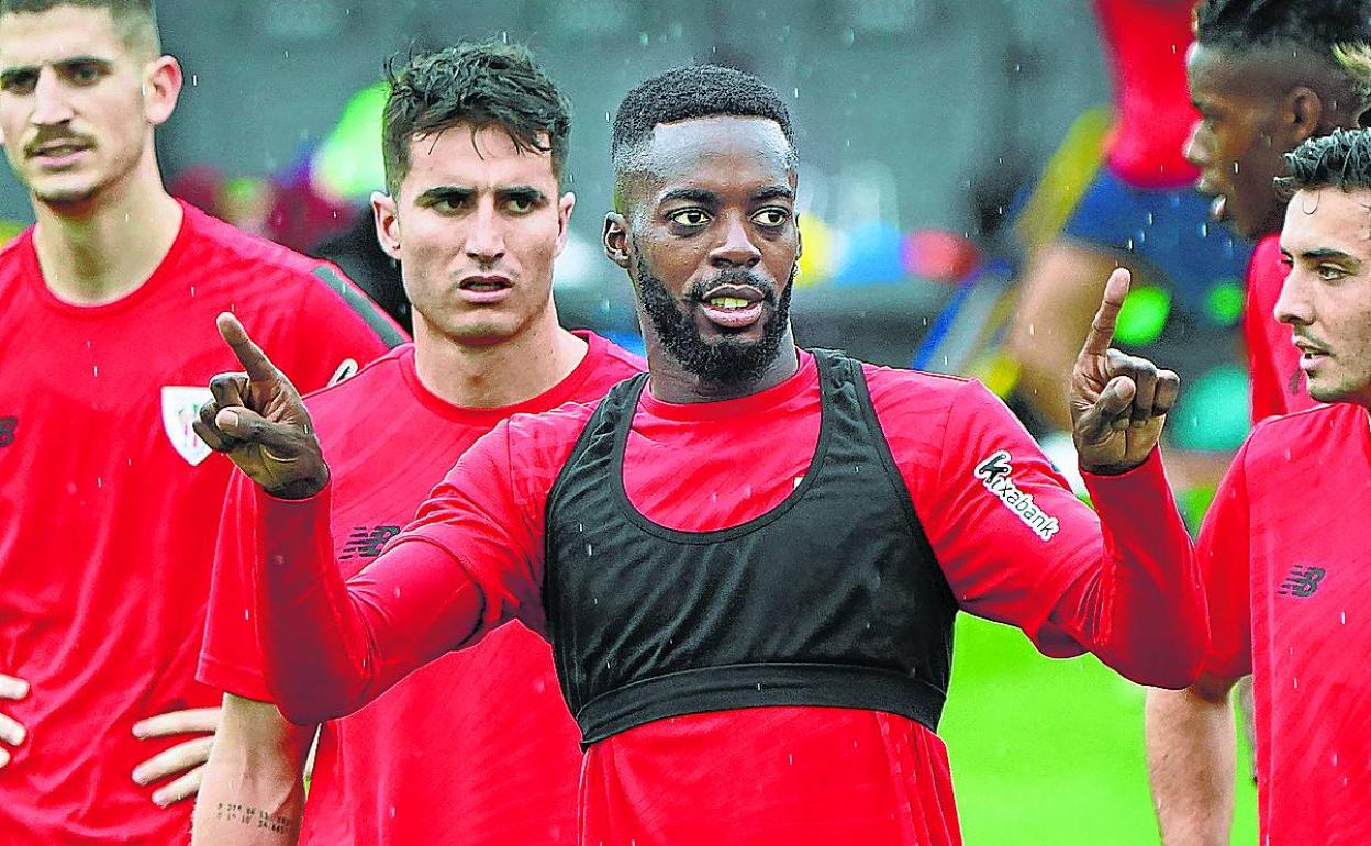 Iñaki Williams, ayer en el entrenamiento bajo la lluvia en Lezama. 
