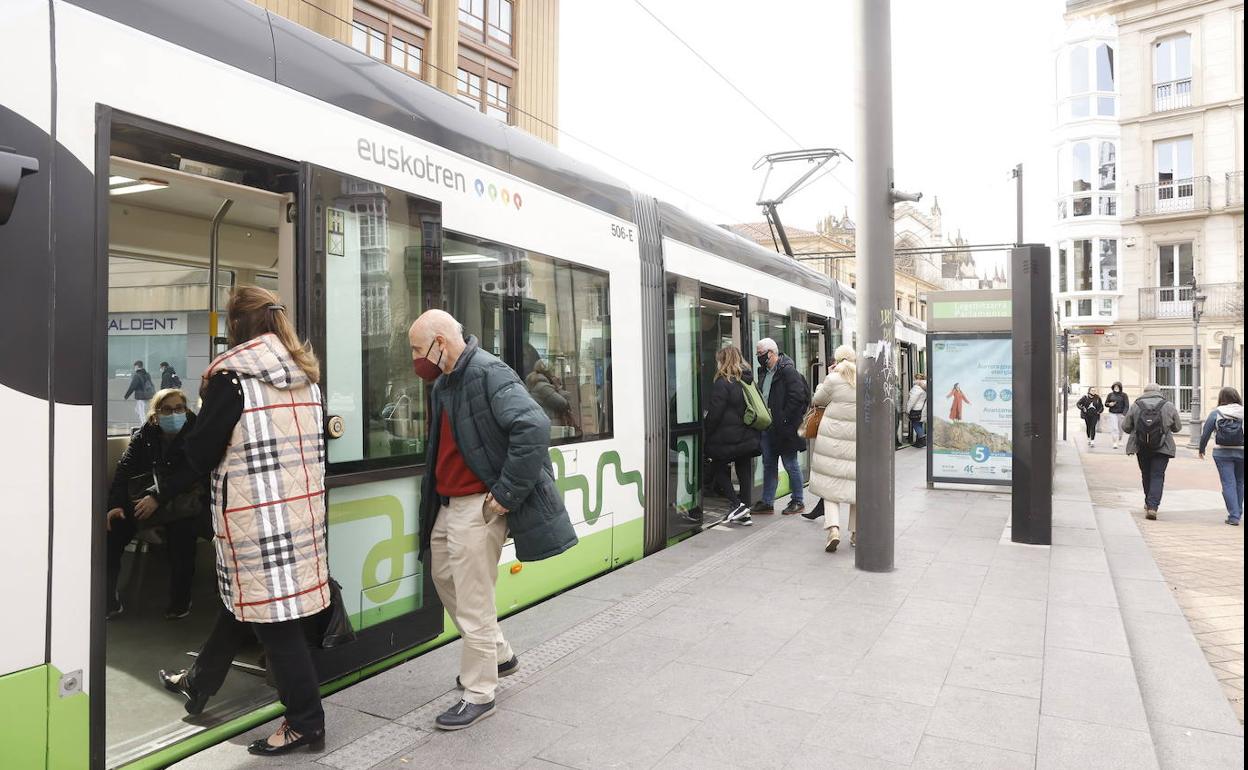 Usuarios del tranvía de Vitoria, en la parada de Parlamento.