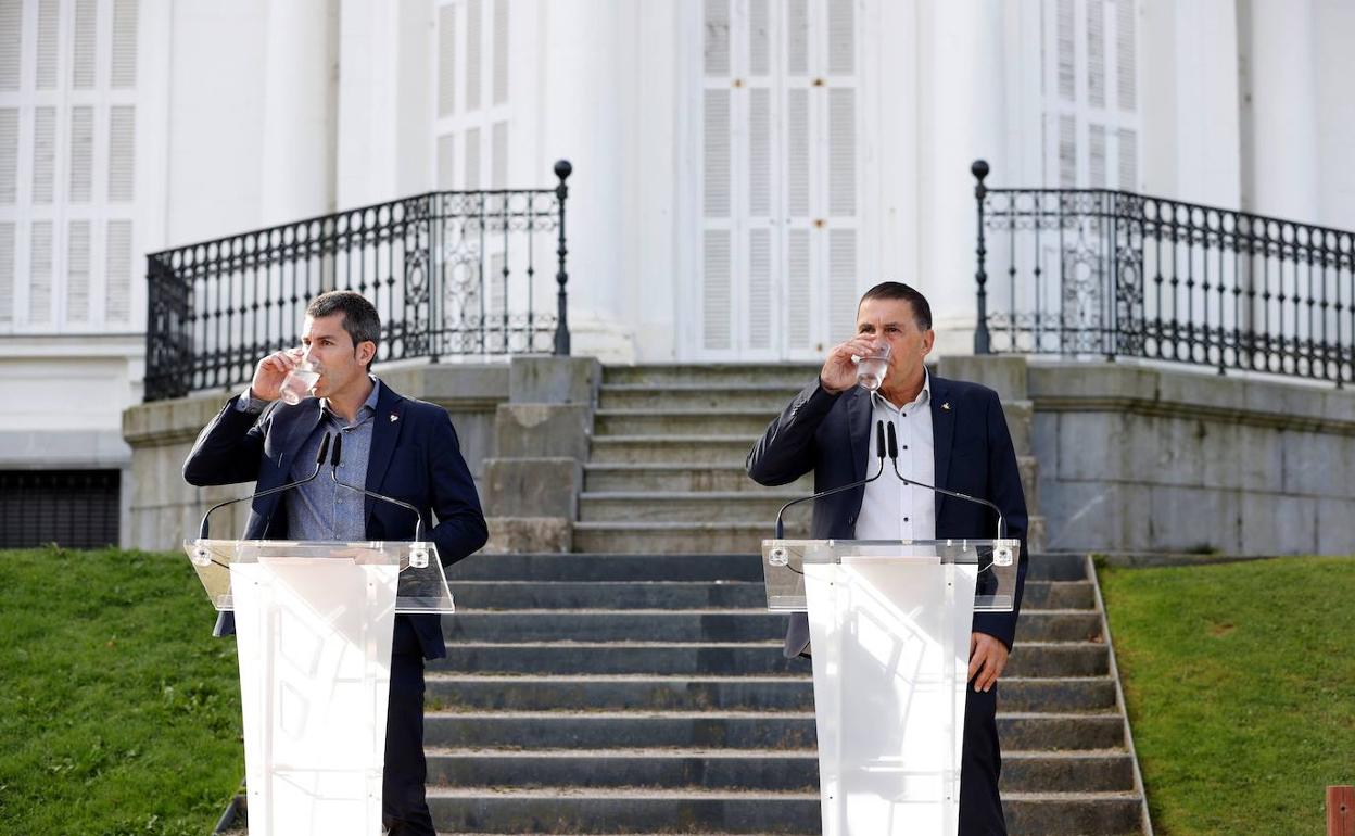 Arkaitz Rodríguez y Arnaldo Otegi, en Aiete, en 2021. 