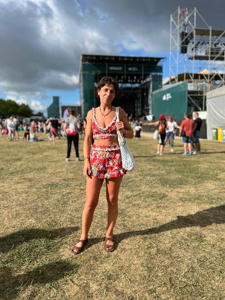 El estilismo de Sara llega como un soplo de aire fresco en los looks festivaleros. El suyo es un conjunto estampado muy veraniego de Guts & Love, la firma bilbaína capitaneada por Laura Pereira. Esta cántabra lo ha combinado con unas sandalias de piel hechas a medida en su tierra.