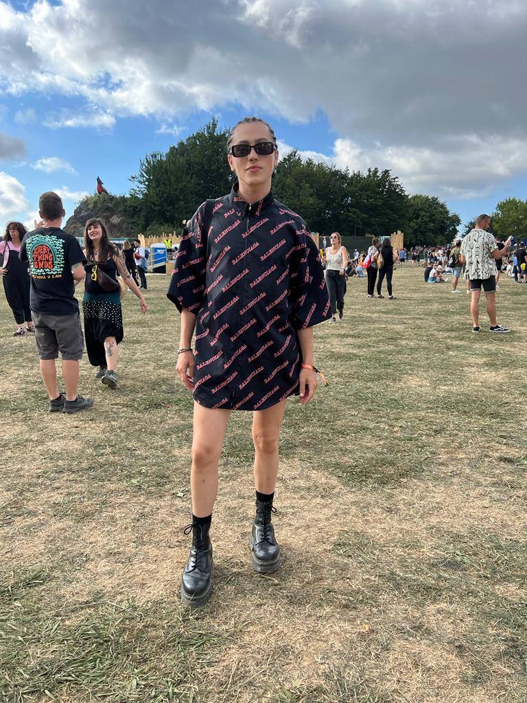 El estilismo de Iñigo denota a simple vista que se dedica al sector de la moda. Este bilbaíno afincado en Madrid es estilista y ha apostado por un combo de camisa 'oversize' de Balenciaga, shorts negros, gafas de Marc Jacobs y botas Dr. Martens.