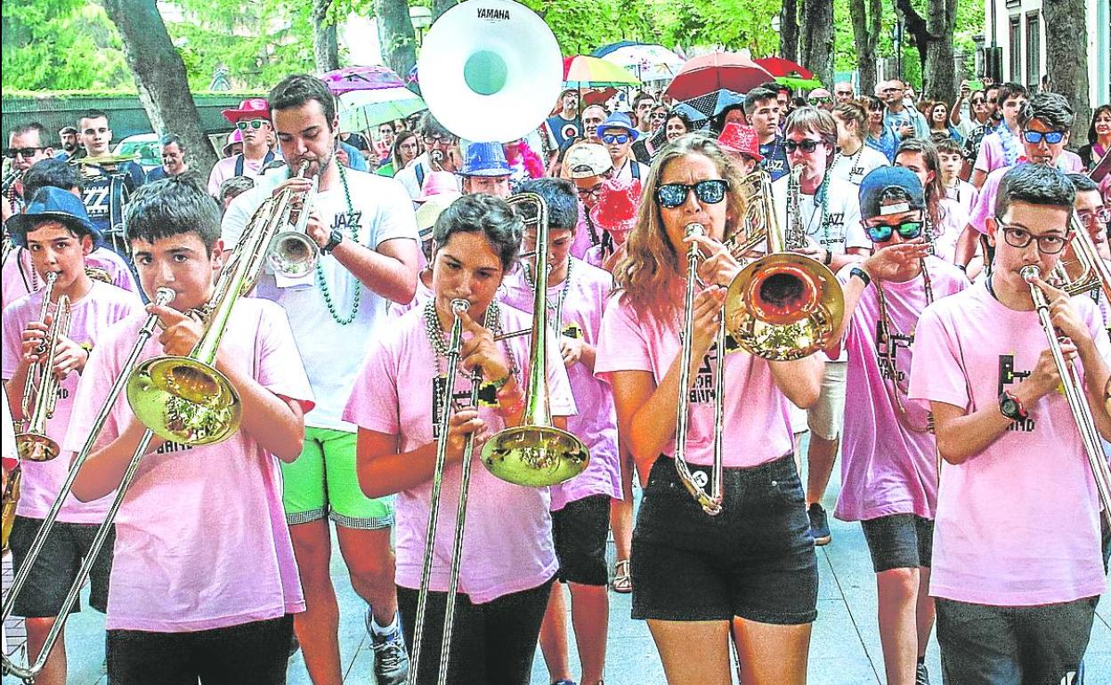 La 'kalejira' musical en términos de jazz la conduce la Iruña Brass Band del 13 al 15 de julio.