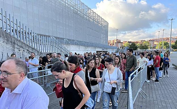 Cola de espera para entrar al BEC donde se celebró el concierto