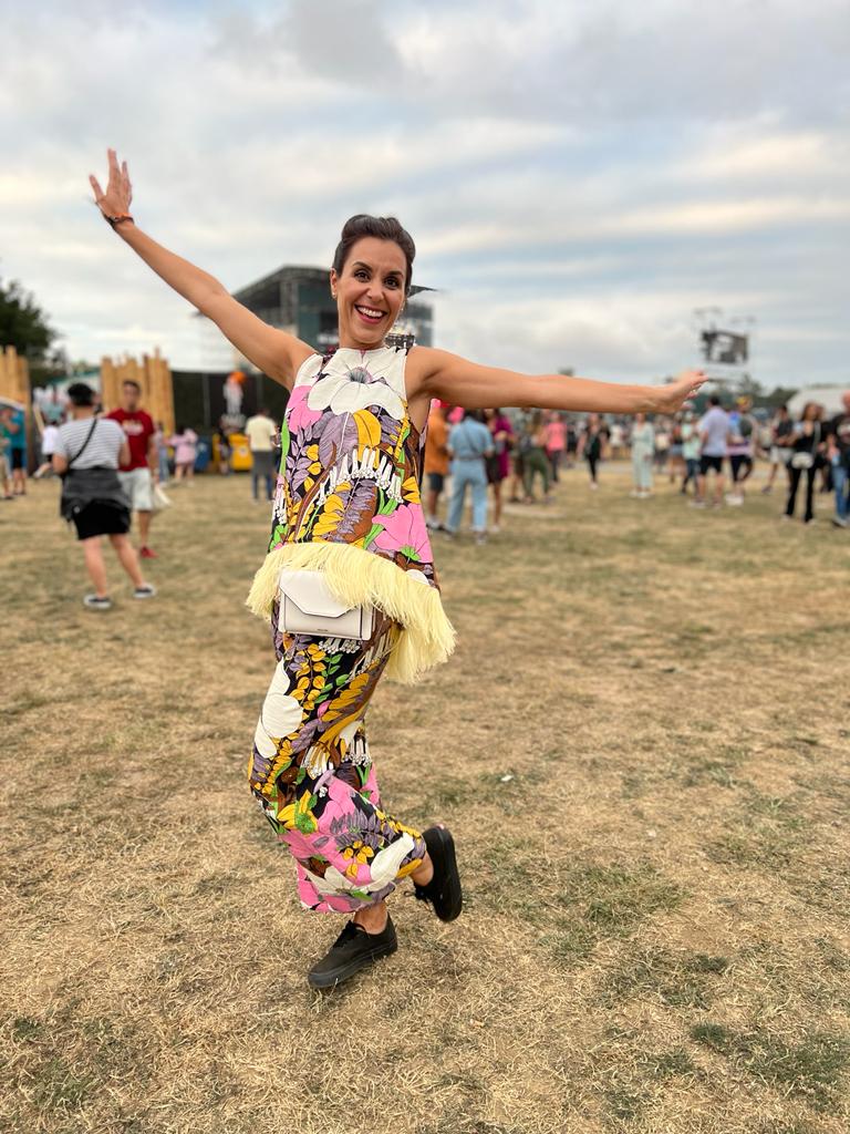 La Double J es una marca italiana que arrasa entre expertas en moda de la talla de Olivia Palermo o Blanca Miró gracias a sus atrevidos estampados. Es por eso que no pudimos dejar de fijarnos en este conjunto de pantalón y top rematado con plumas que tan bien ha defendido Idioa a los pies del Kobetamendi. La bilbaína lo ha combinado con unas Vans negras y una riñoera de Parfois.