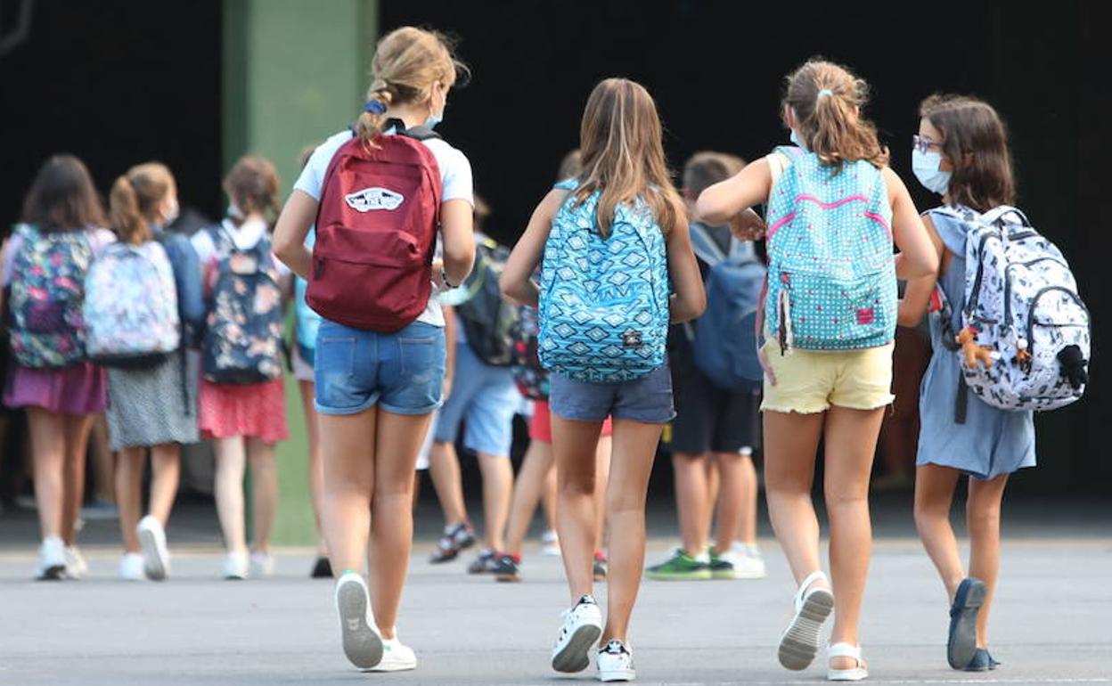 Unas alumnas entran a clase. 