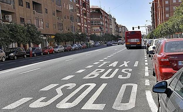 La multa de la DGT por parar o aparcar en un carril bus