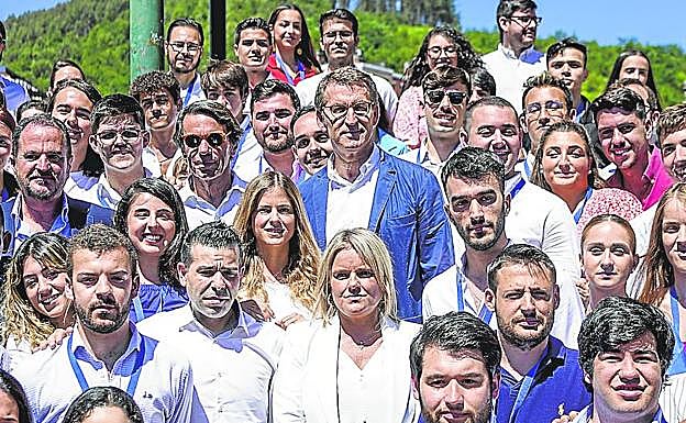 Núñez Feijóo, Marimar Blanco, Iturgaiz, Bea Fanjul y el concejal de Ermua Javier Sánchez posan con jóvenes de Nuevas Generaciones en la clausura de la Escuela Miguel Ángel Blanco.
