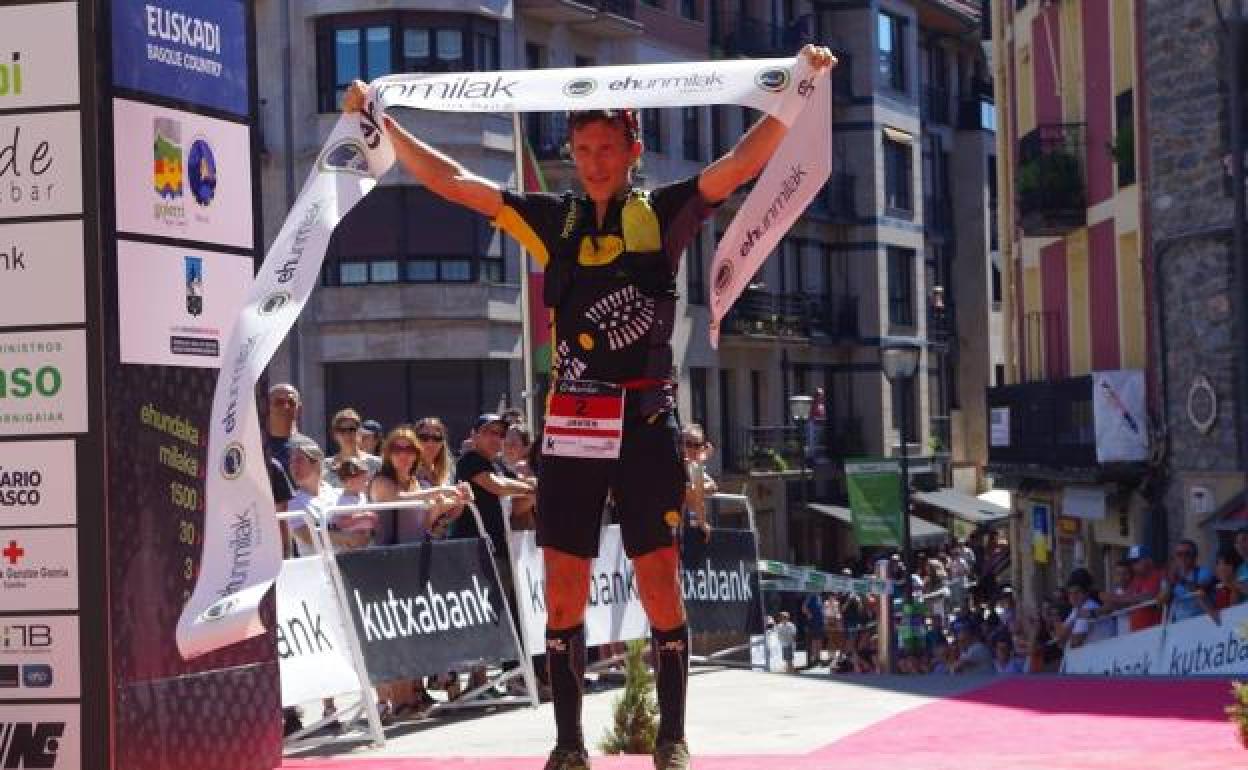 Javier Domínguez cruza la meta de Beasain como ganador. 
