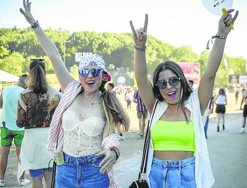 Las asturianas Daniela y Karen calientan motores para ver a su admirado J Balvin.