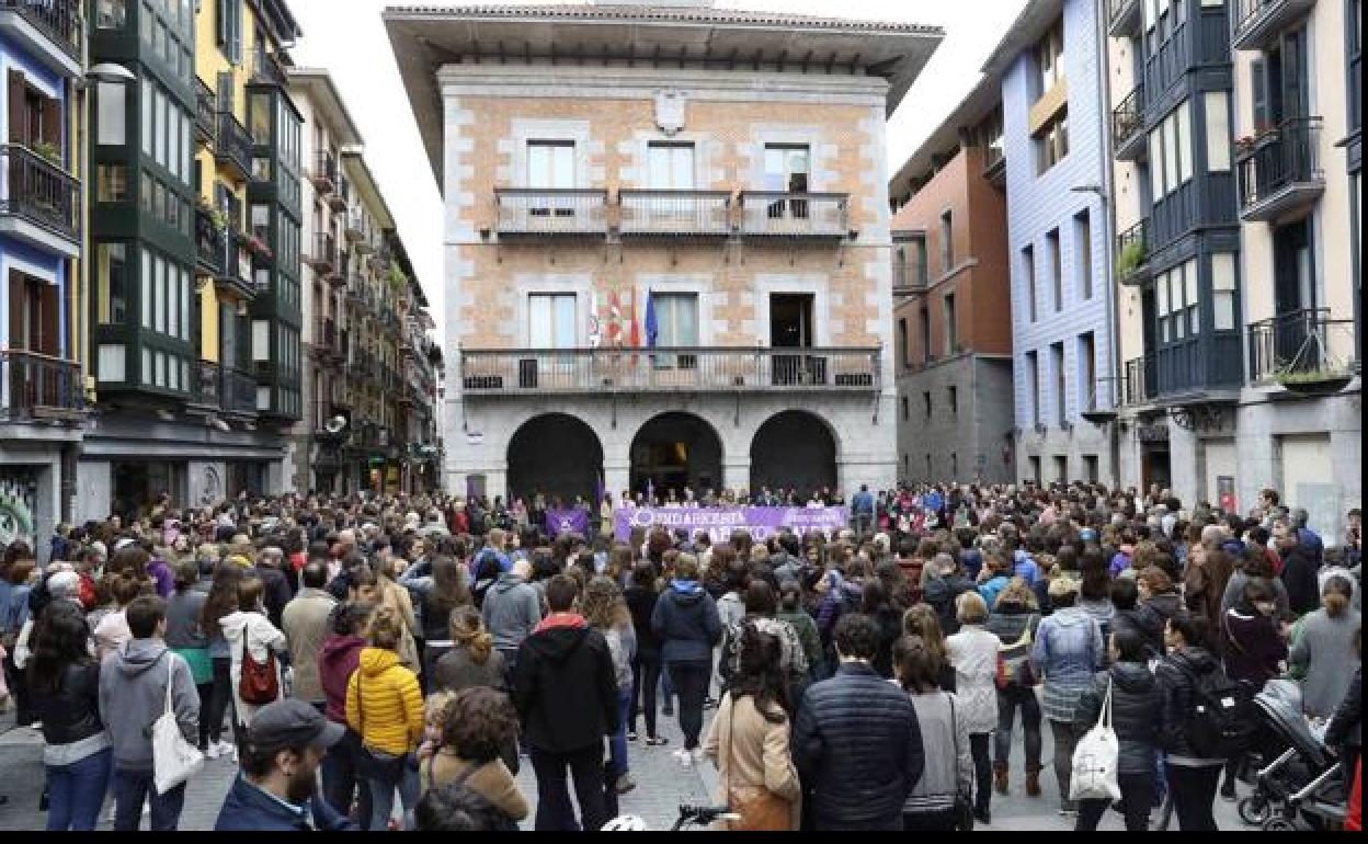 Imagen de una concentración en Tolosa contra las agresiones sexistas. EFE