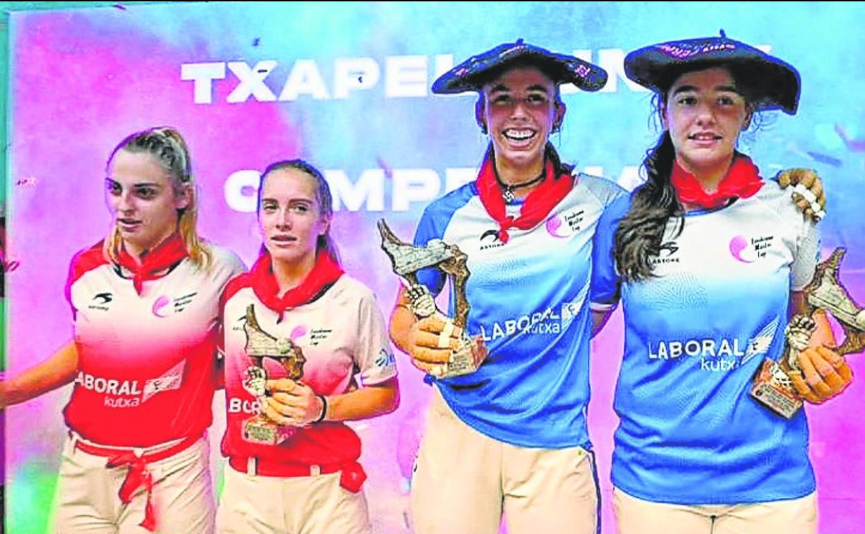 Las dos parejas posan con sus trofeos después del partido jugado en el Labrit. 