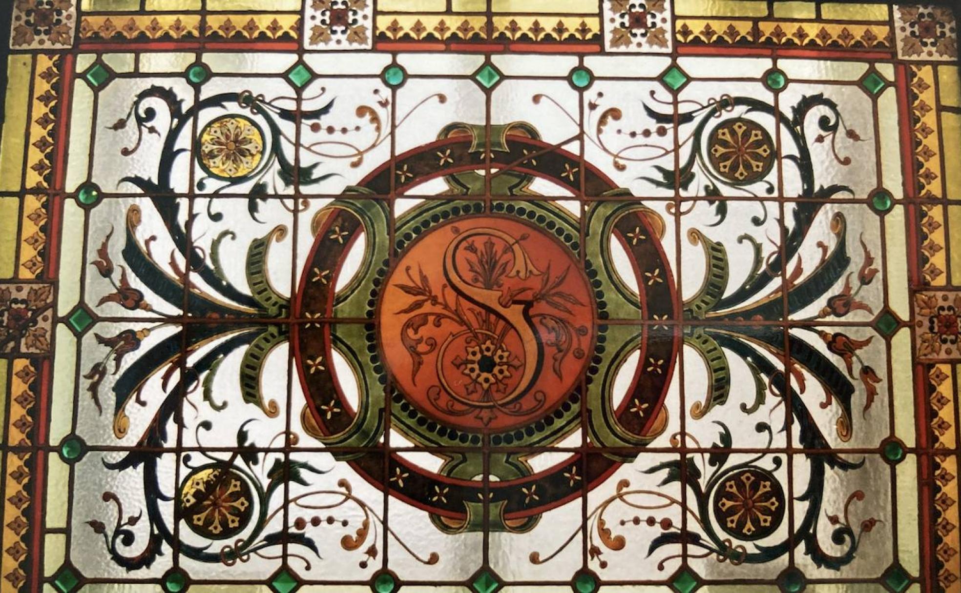 Detalle de la vidriera principal con el logotipo de El Sitio. 