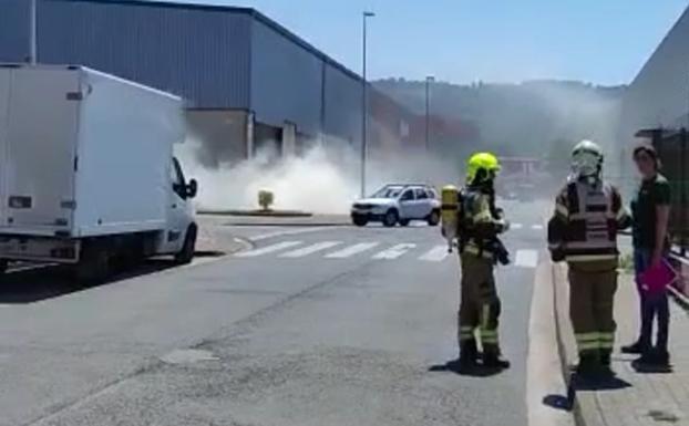 Atienden a tres trabajadores en Sondika al desatarse una gran humareda en el polígono de Sangroniz