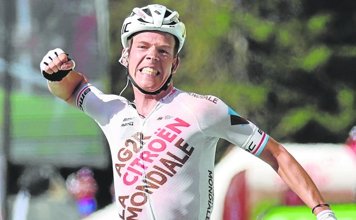 Bon Jungels, de AG2R, celebra eufórico su triunfo en la etapa de ayer previa a la jornada de descanso de hoy. 