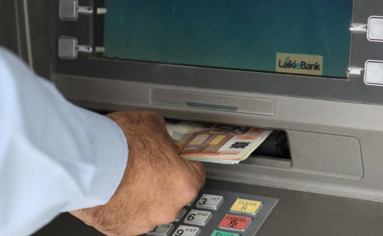 Cajeros automáticos en los pueblos: La ley que garantizará el acceso | El  Correo
