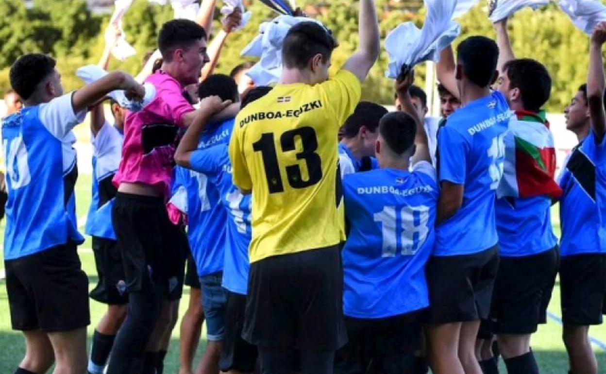 El juvenil celebra un título esta temporada.