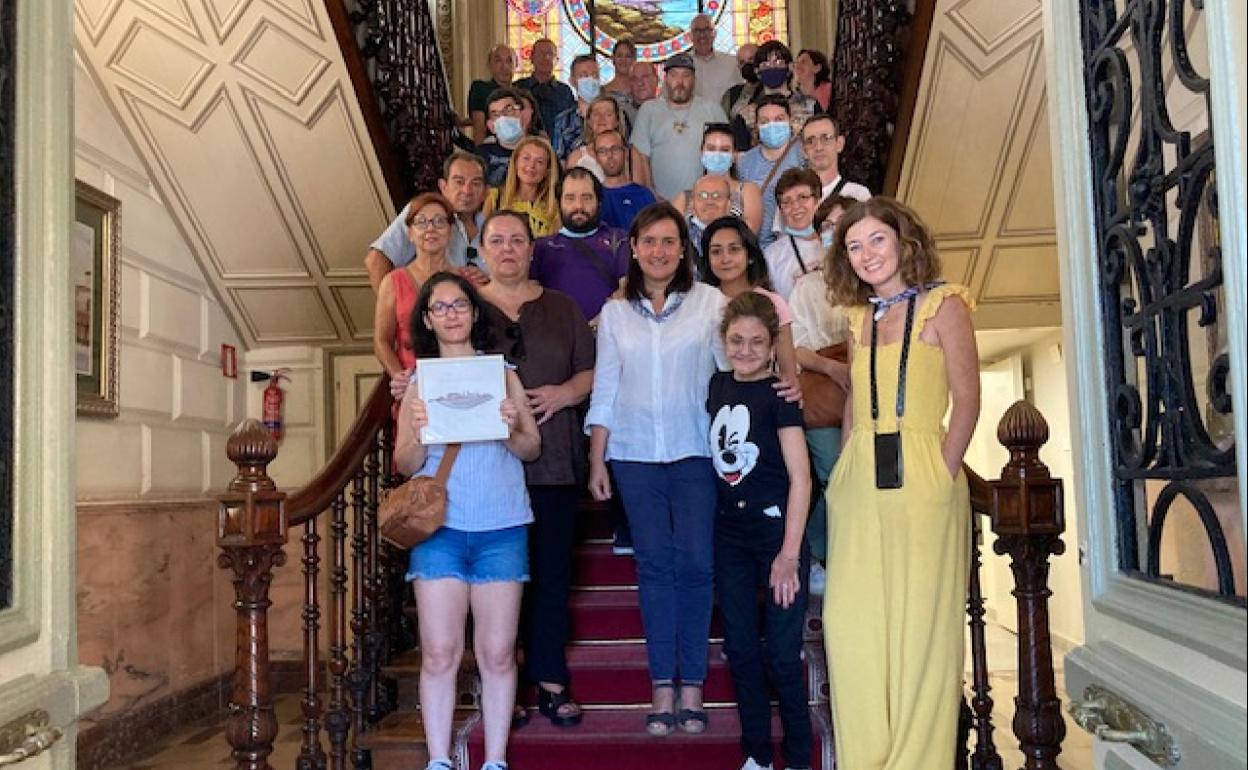 Los participantes en el homenaje a la entrada del Consistorio marinero. 