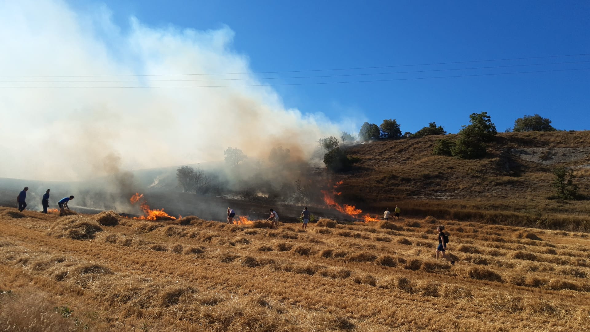 Varios vecinos acudieron a la zona quemada. 